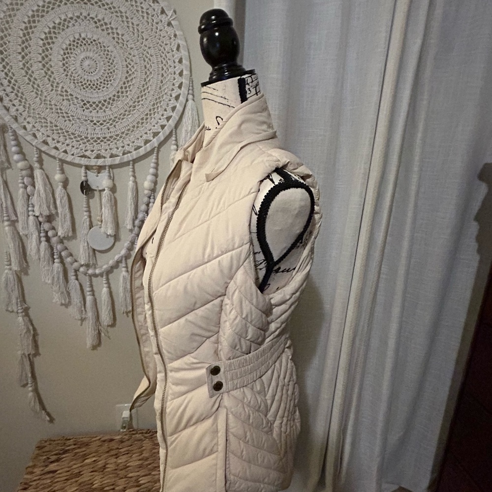VEST perfect for anytime - Picture 2 of 4